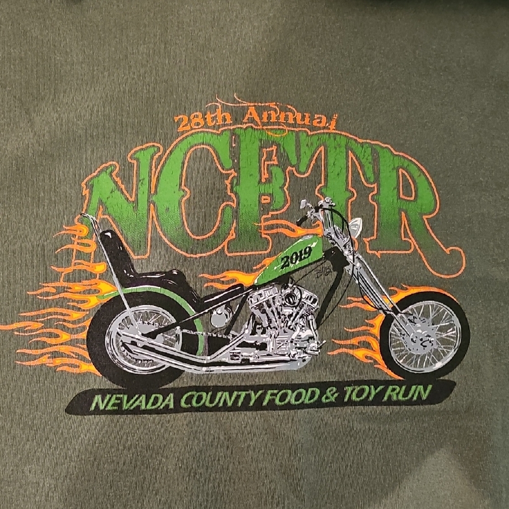 Gildan Green Short Sleeve Tee with Vintage Motorcycle Graphic Tote 2